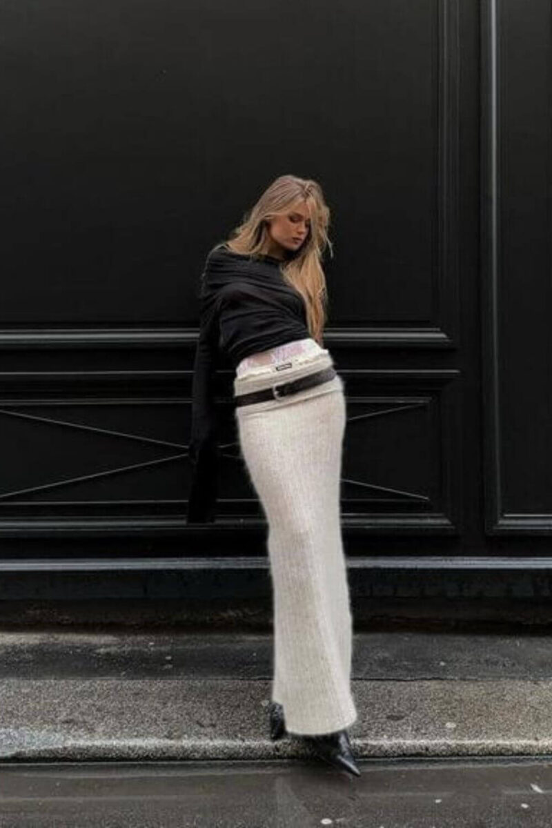 Close-fitting sleeveless maxi skirt