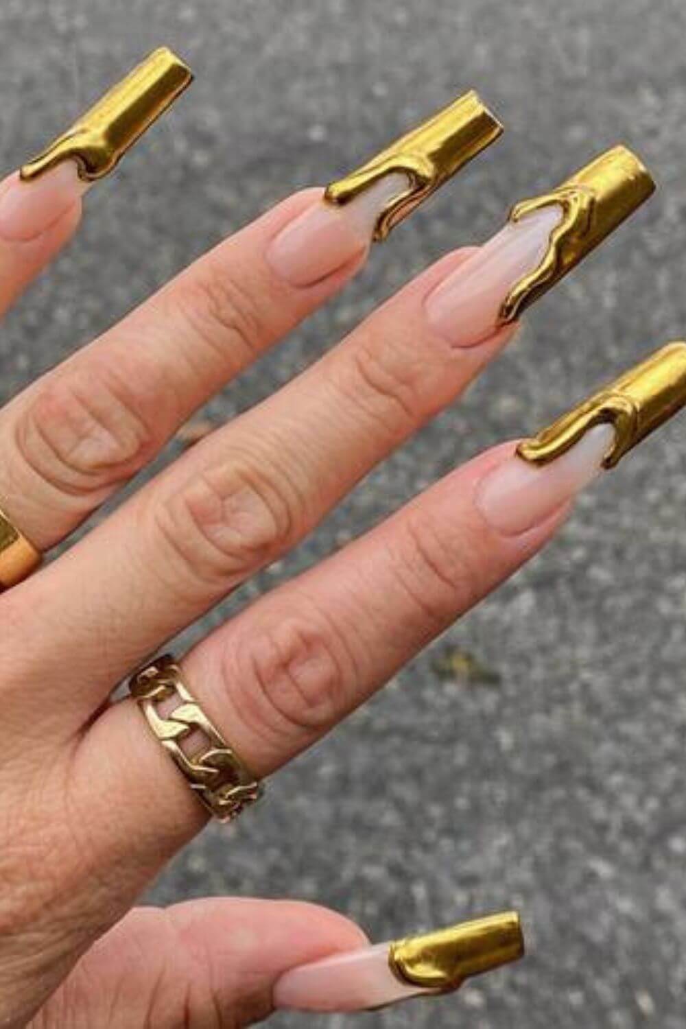 Elegant Gold Nails That Shine Bright