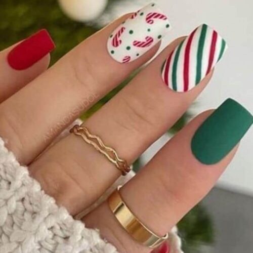 26 Festive Short Christmas Nails You Should Try For The Holidays